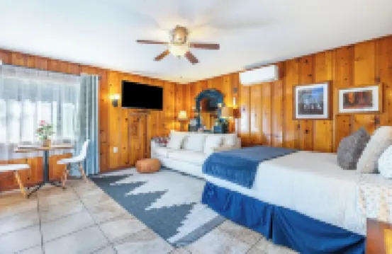 1 Min from Sequoia National Park Cabin for 2 with Additional Sleeper Sofa