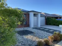 Modern 4-Bedroom Home, Near Playground, Lake & Nature Trails, Minutes to Bendigo - บังกะโล