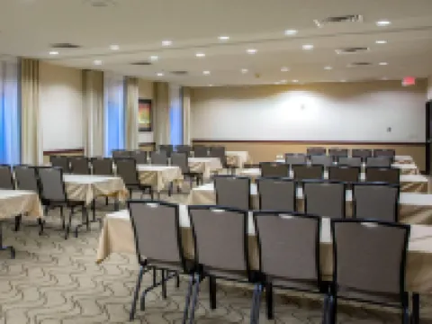 Comfort Inn & Suites Hotels in Reno County