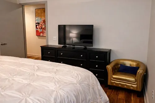 Cozy Retreat with Rooftop Pool, Parking, and Spacious Comfort