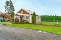 Walk to Twilight Sites! Forks Home w/ Hot Tub Hotels in 