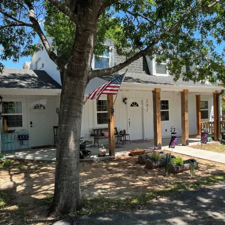 Couples retreat~two minute walk to historic downtown Square~Centrally located.