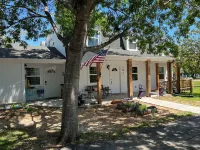 Couples retreat~two minute walk to historic downtown Square~Centrally located.