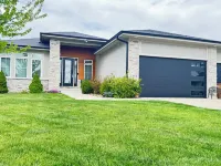 Convenient functional quiet 5 bedroom 3 bath home in Clive. Hotels in Clive