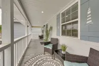 Sun, Sand & Smiles! Ocean Isle Apt w/ Balcony - balcony