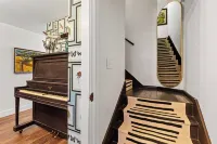 Sherwood Farmhouse: Hot Tub + King Beds + Pet Friendly
