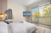 Garden& Rooftop Beachfront Apartment - balcony