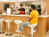 Ibis Setubal - С баром