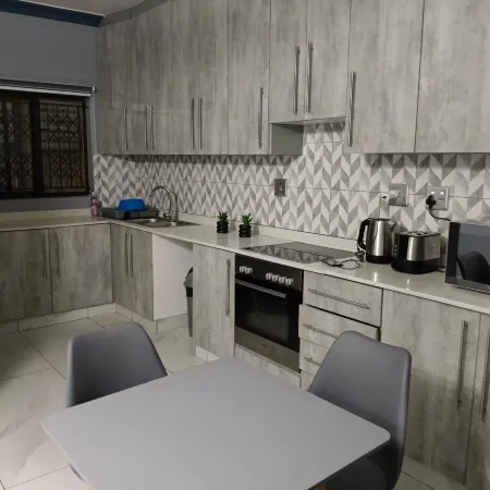 Crompton Apartments 786