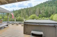 Pool & Dual Decks! Modern Trinity River Retreat - Homestays