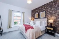 Central 2 Bed in Wrexham Sleeps 6 With Parking Hotels in 
