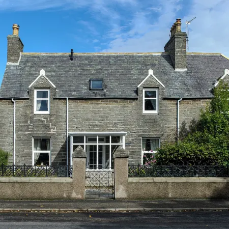 Charming Townhouse on North Coast 500 Route, Wick Отели в г. Вик