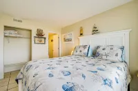 Bright Carolina Beach Condo Public Beach on-Site - Spa