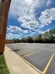 Ramada by Wyndham Glendale Heights/Lombard - Parkplatz