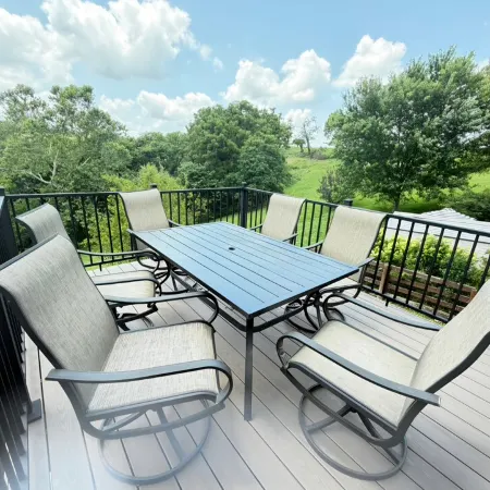Chalet Haus. 5 min from the Ark Encounter. Room for 10 with gameroom and deck.
