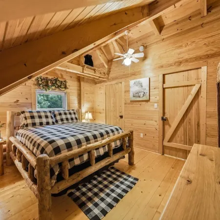 Log Cabin, Utk/Neyland, Smokies, 16Acres, FP, HotTub, Arcade, Fishing, Golf,Pets