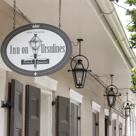 Inn on Ursulines, a French Quarter Guest Houses Property Отели рядом с достопримечательностью «Кафе Du Monde»