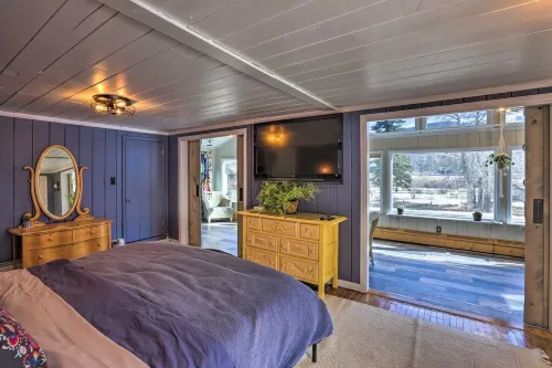 Remodeled Lake Cabin, Stunning Mtn View, New Patio - WiFi