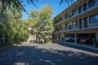 Grosvenor Court Apartments - parking
