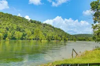 New Riverfront Trout Fishing White River Retreat! - 홈스테이