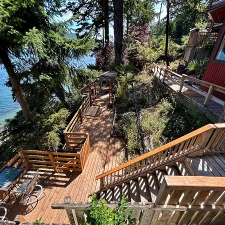 Beautiful, quiet place to stay with lovely beach access and stunning views.