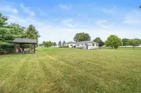 Between Geneva & Canandaigua- Large Yard, Firepit, Sleeps 13 - Wi-Fi