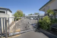 Busselton Gale Street Motel & Villas - parking