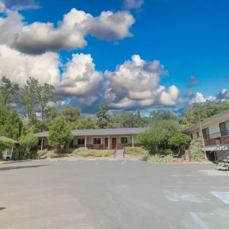 Mariposa Lodge