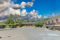 Mariposa Lodge - parking