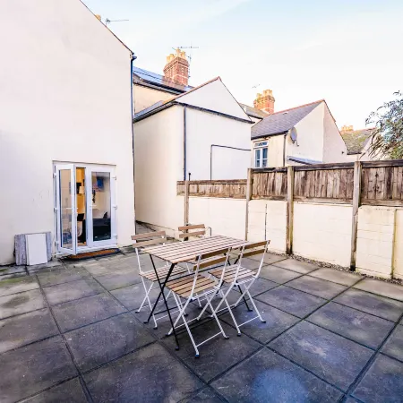 4BR 4Bath Home W/ Free Parking & Private Garden