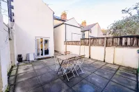 4BR 4Bath Home W/ Free Parking & Private Garden - 2-Sterne