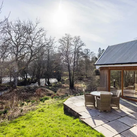 Beautiful river fronted house with private hot tub キリンのホテル