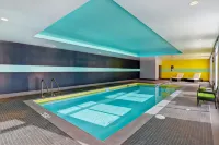 Tru by Hilton Edmonton Windermere - Swimmingpools