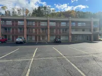 OYO Hotel Harriman Near I-40 - parking