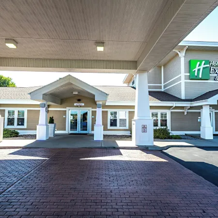 Holiday Inn Express & Suites IRON MOUNTAIN by IHG