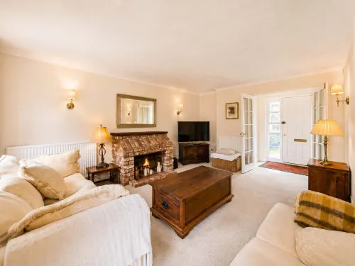Luxury 4BR Windsor Near M4 LHR Free Parking - balcony