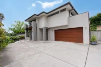 Charming 4-bed Getaway With Pool & Garden Oasis - Bintang 3