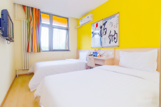 房间不大,但一个人肯定够用.