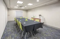 Holiday Inn Express KANSAS CITY - AT THE LEGENDS by IHG - parking