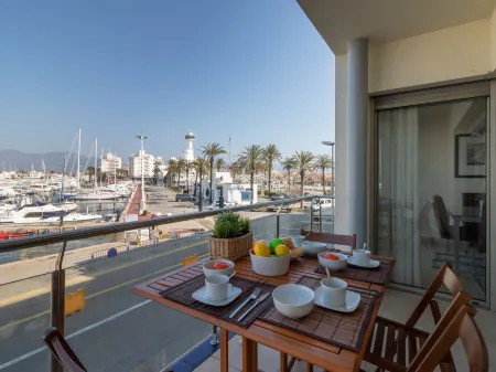 Del Port Отели рядом с достопримечательностью «Волнительный клуб»