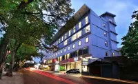 Hotel Neo Dipatiukur Hotel dekat Jl. Cihampelas