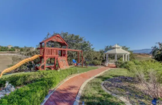 สระว่ายน้ำและห้องภาพยนตร์สุดเอ็กซ์ตราอร์ดินารี่ที่ Grand Contento โดย Avantstay