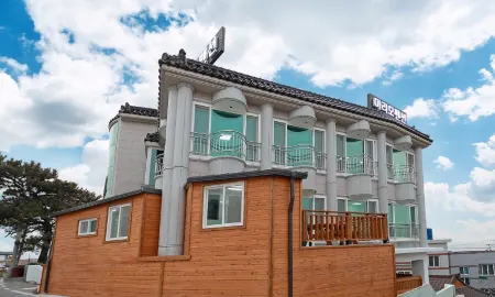 Gyeongju Marimo Pension Отели рядом с достопримечательностью «Submerged Tomb of King Munmu»