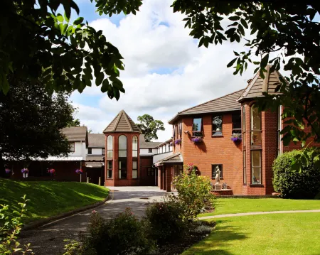 Beaufort Park Hotel Отели в г. Гвернаффилд