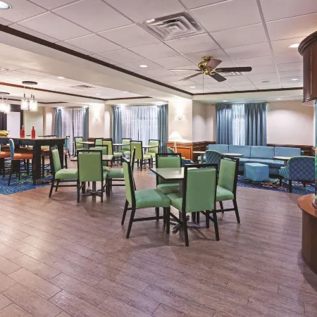 La Quinta Inn & Suites by Wyndham Corpus Christi-N Padre Isl Отели рядом с достопримечательностью «Пирс Боба Холла»