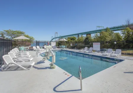 Club Wyndham Newport Overlook Отели в г. Джеймстаун