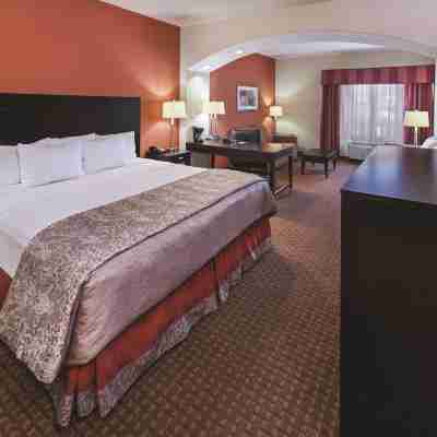 La Quinta Inn & Suites by Wyndham Port Arthur Rooms