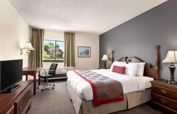 阿克塔温德姆華美達酒店