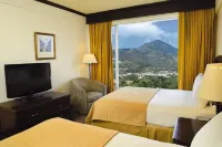 Plaza Hotel and Suites - parking