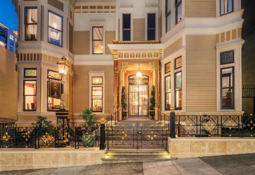 네이버굿 서터 맨션의 우아한 내부 장식